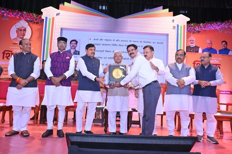 राज्यपाल श्री मंगुभाई पटेल एवं मुख्यमंत्री डॉ. मोहन यादव ने शिक्षक श्री मनीष तिवारी को किया सम्मानित