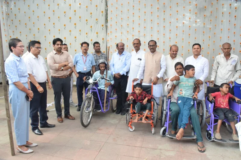 जन विश्वास अभियान अंतर्गत दिव्यांग हितग्राहियों को व्हीलचेयर एवं मोटराइज्ड साइकिल का किया गया वितरण