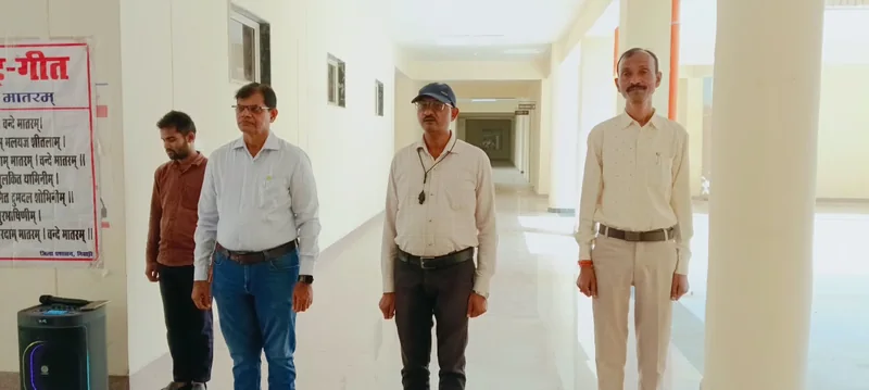 वंदे मातरम् एवं राष्ट्रगान के सामूहिक गायन के साथ कार्य दिवस का शुभारंभ