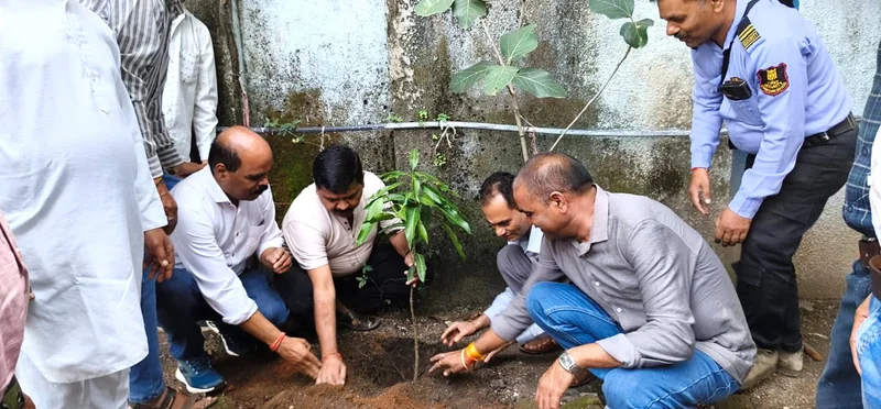 गांधी जयंती पर जिला सहकारी बैंक में स्वच्छता अभियान एवं पौधारोपण कार्यक्रम संपन्न